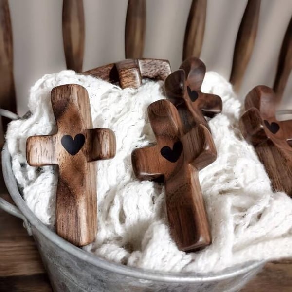 Croix en bois faite à la main