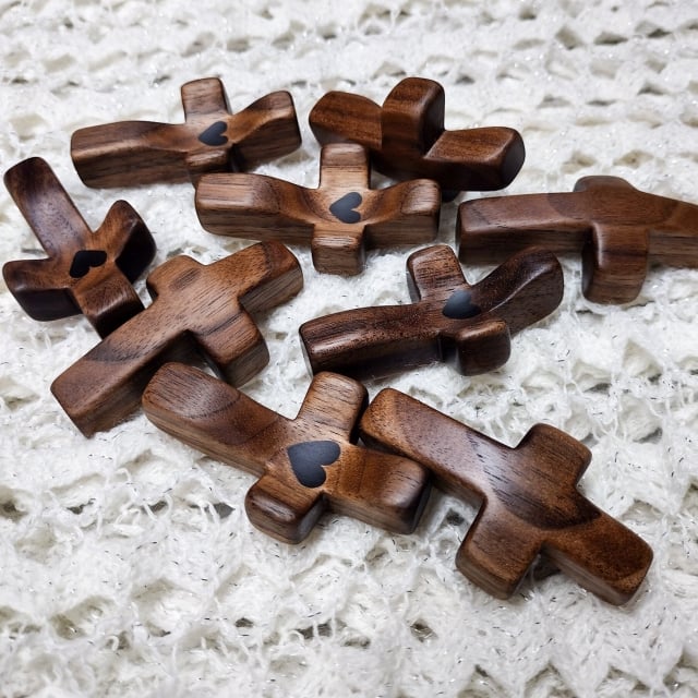 Croix en bois faite à la main
