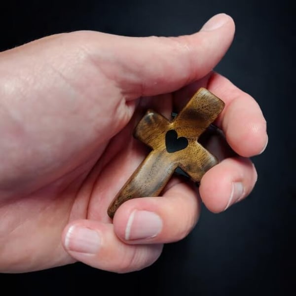 Croix en bois faite à la main
