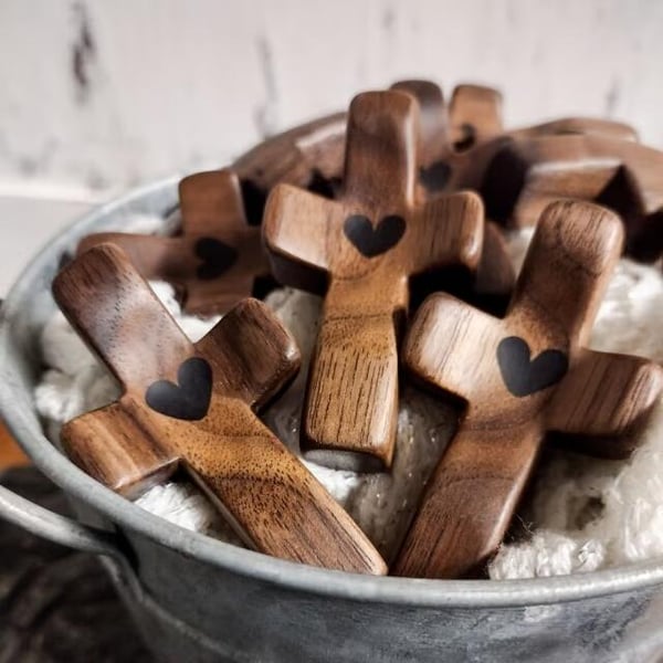 Croix en bois faite à la main