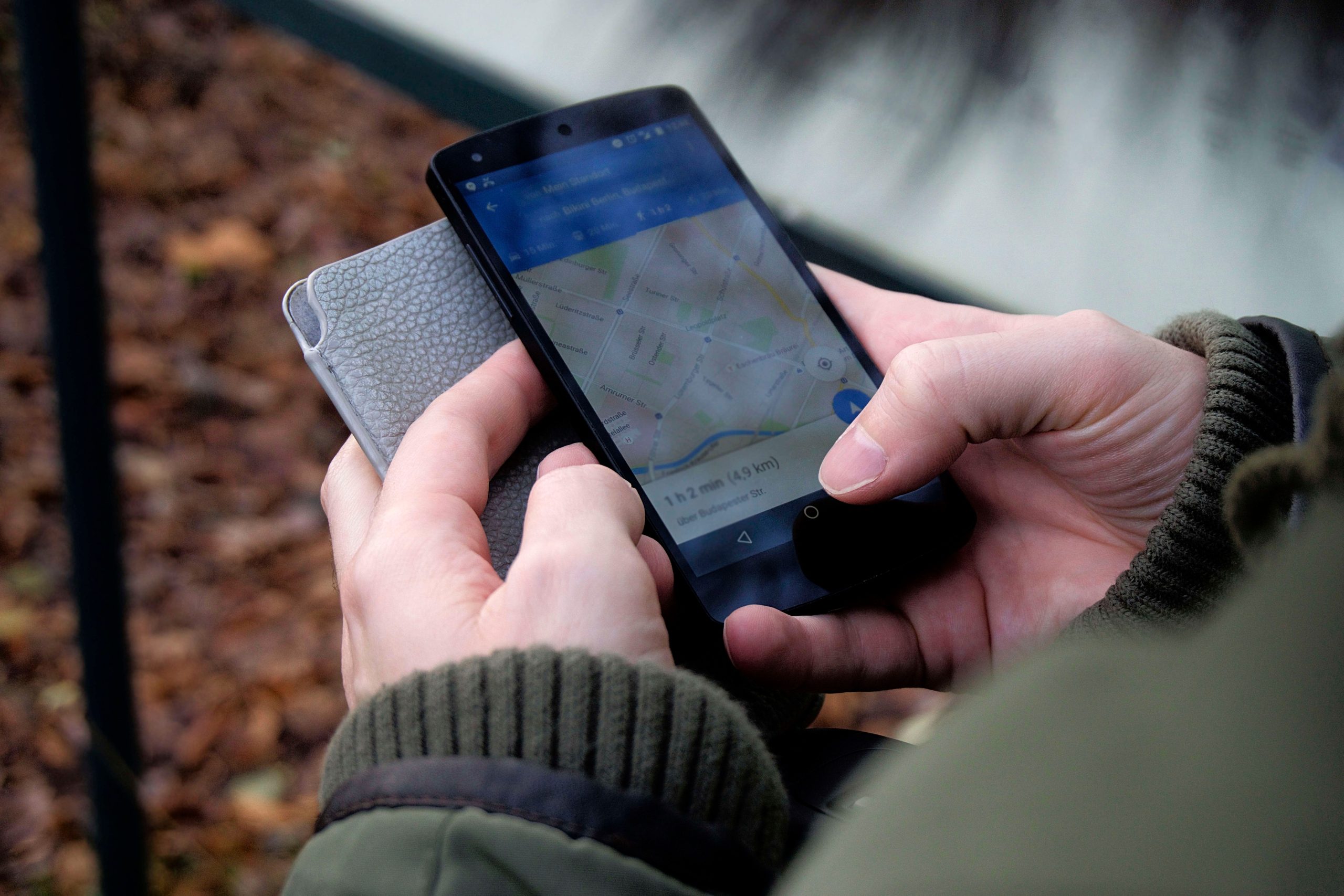 Mains utilisant une application de carte GPS