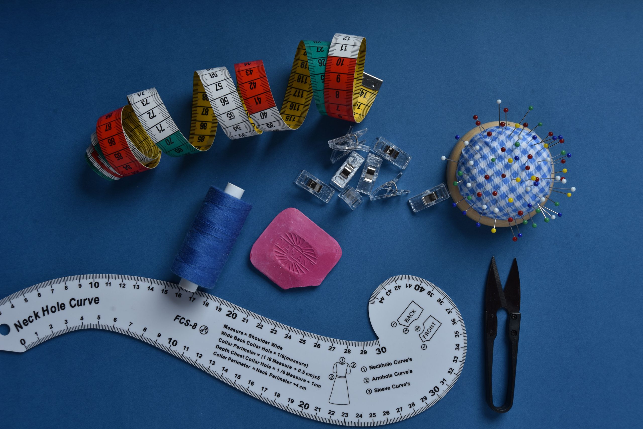 Kit de couture coloré sur fond bleu