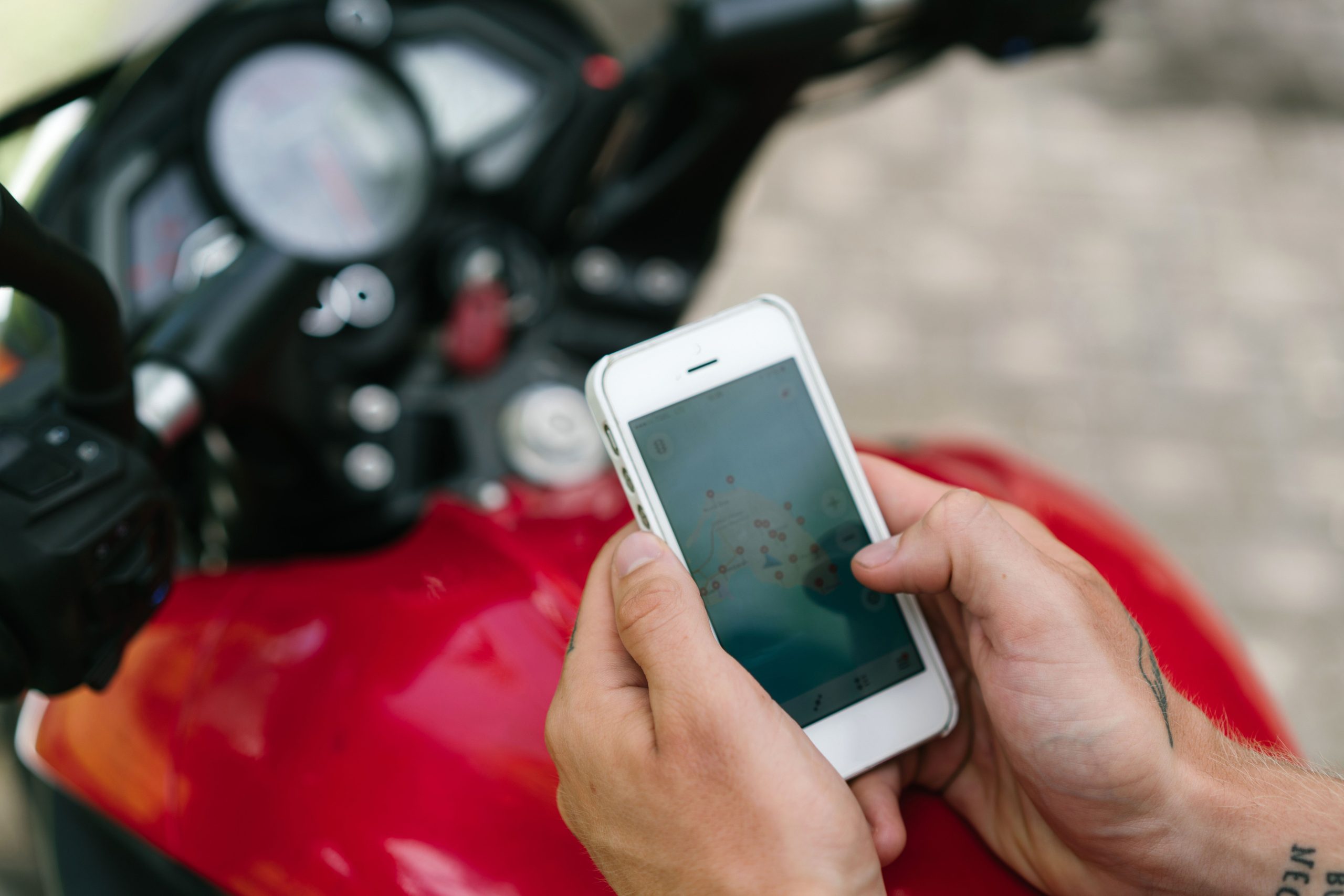 Personne consultant une carte sur smartphone à moto
