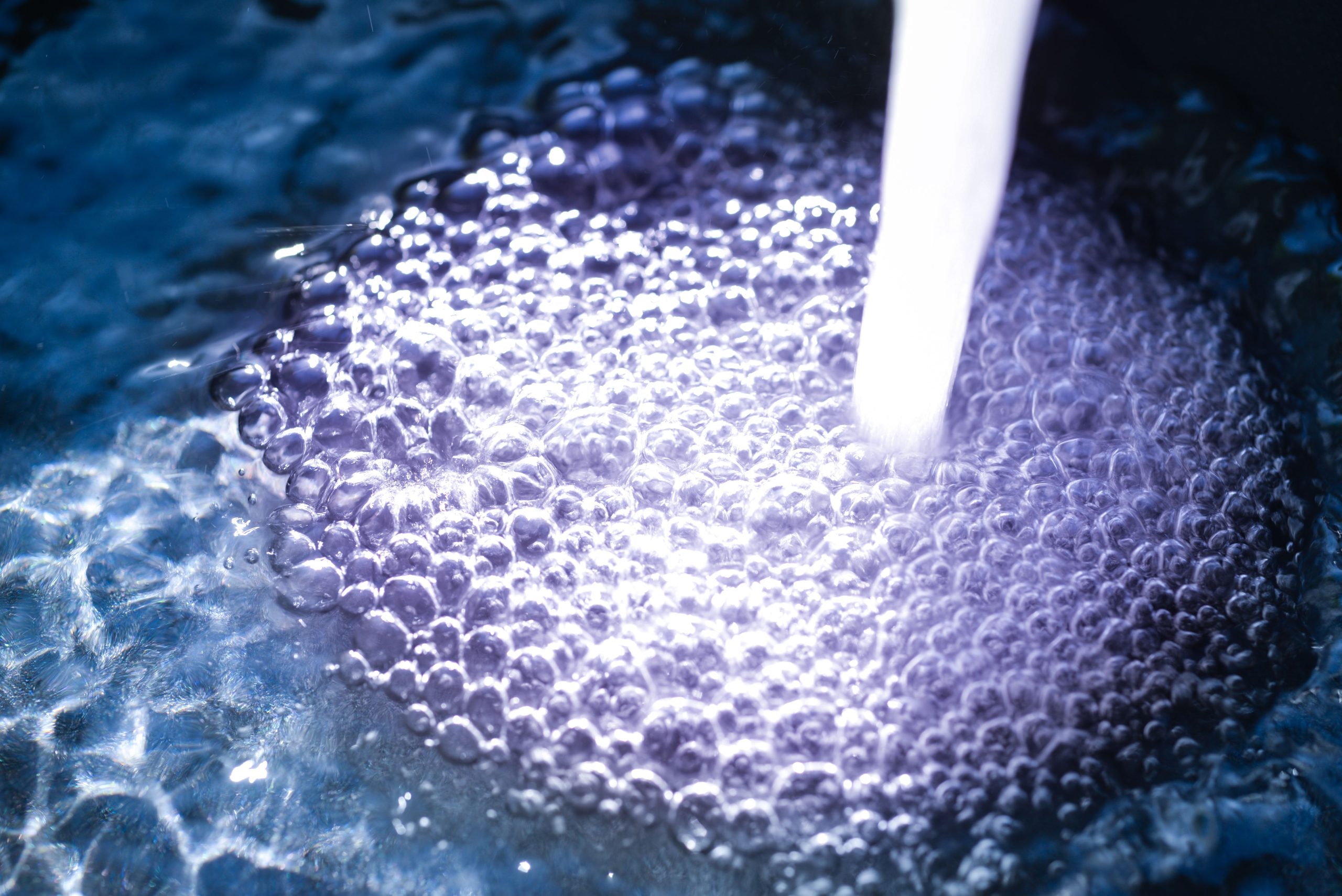 Eau claire créant des bulles en mouvement