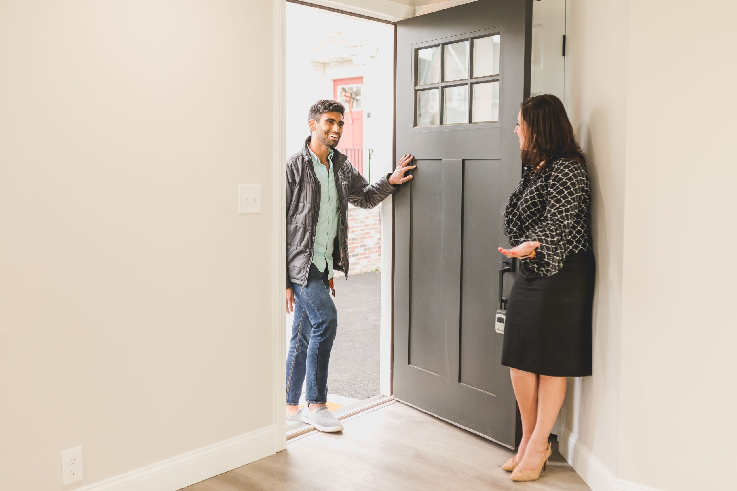 Agent immobilier accueillant un client chez lui