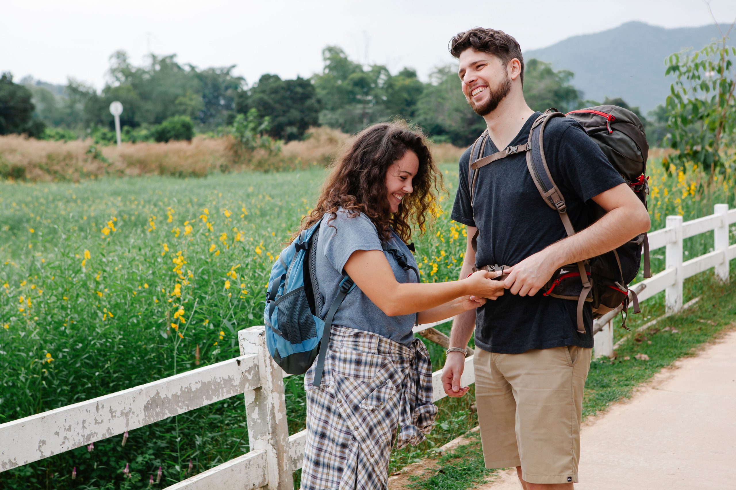 Randonneurs ajustant leur sac en pleine nature