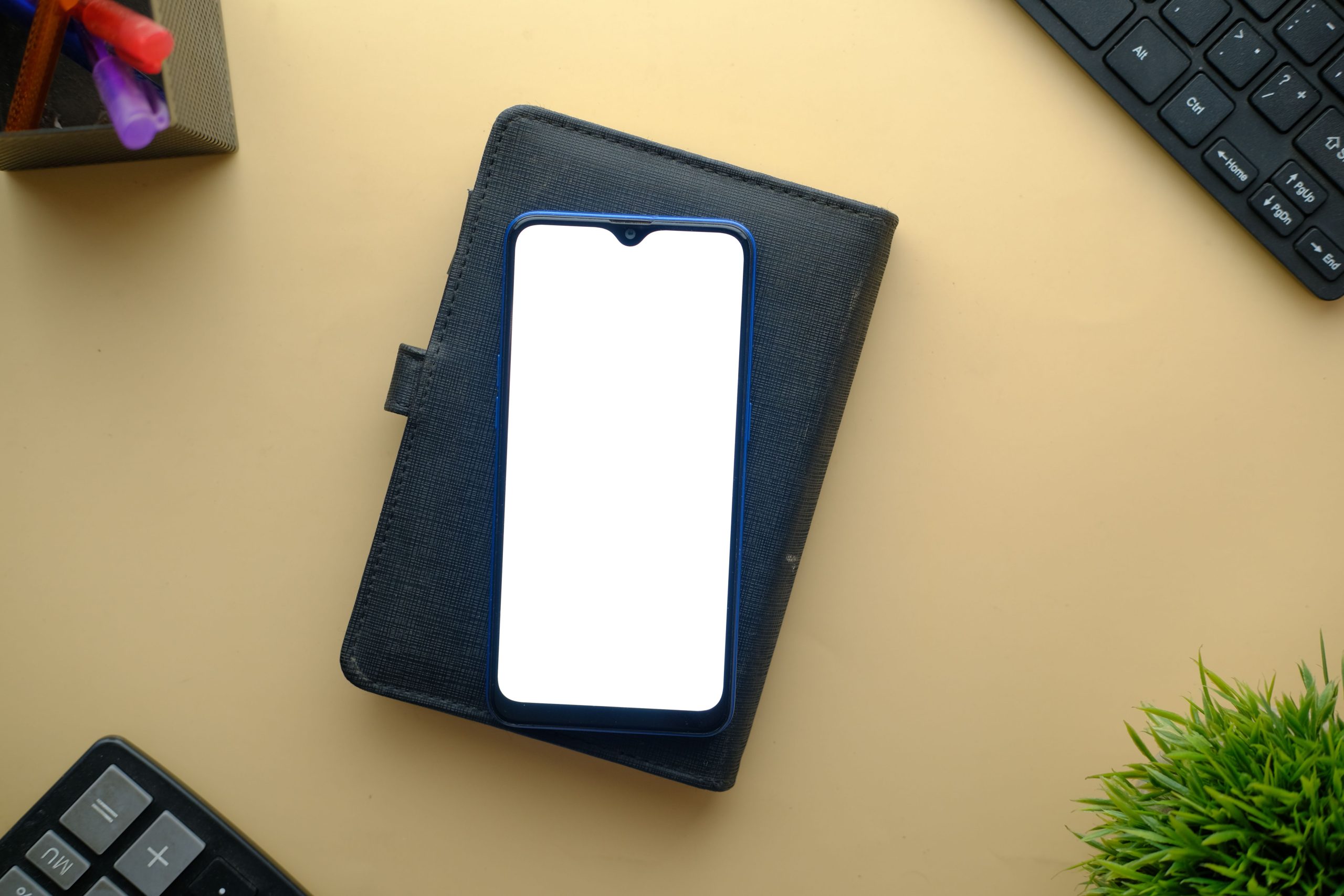 Smartphone à écran vierge sur bureau stylé
