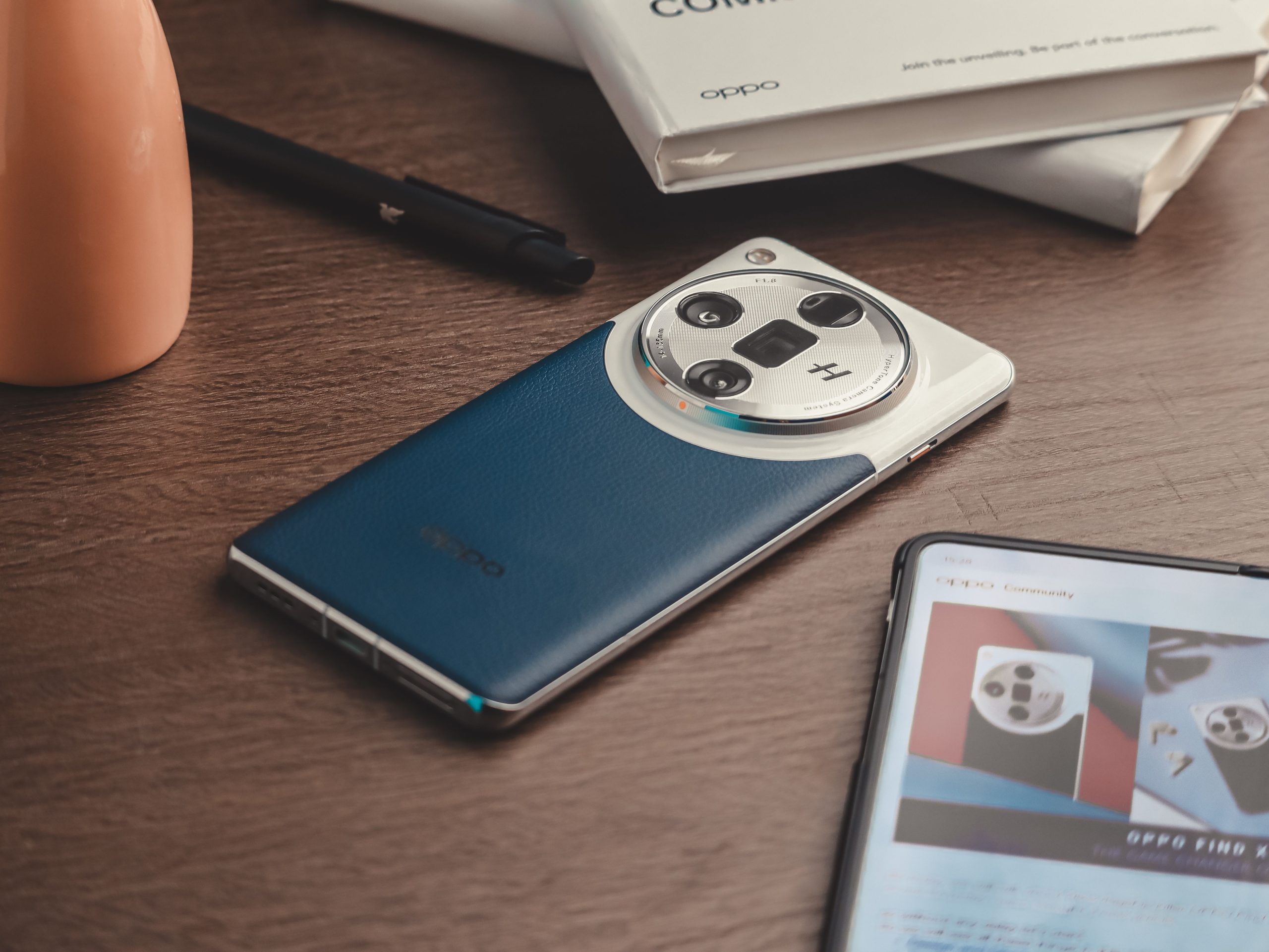 Smartphone bleu haut de gamme sur bureau en bois