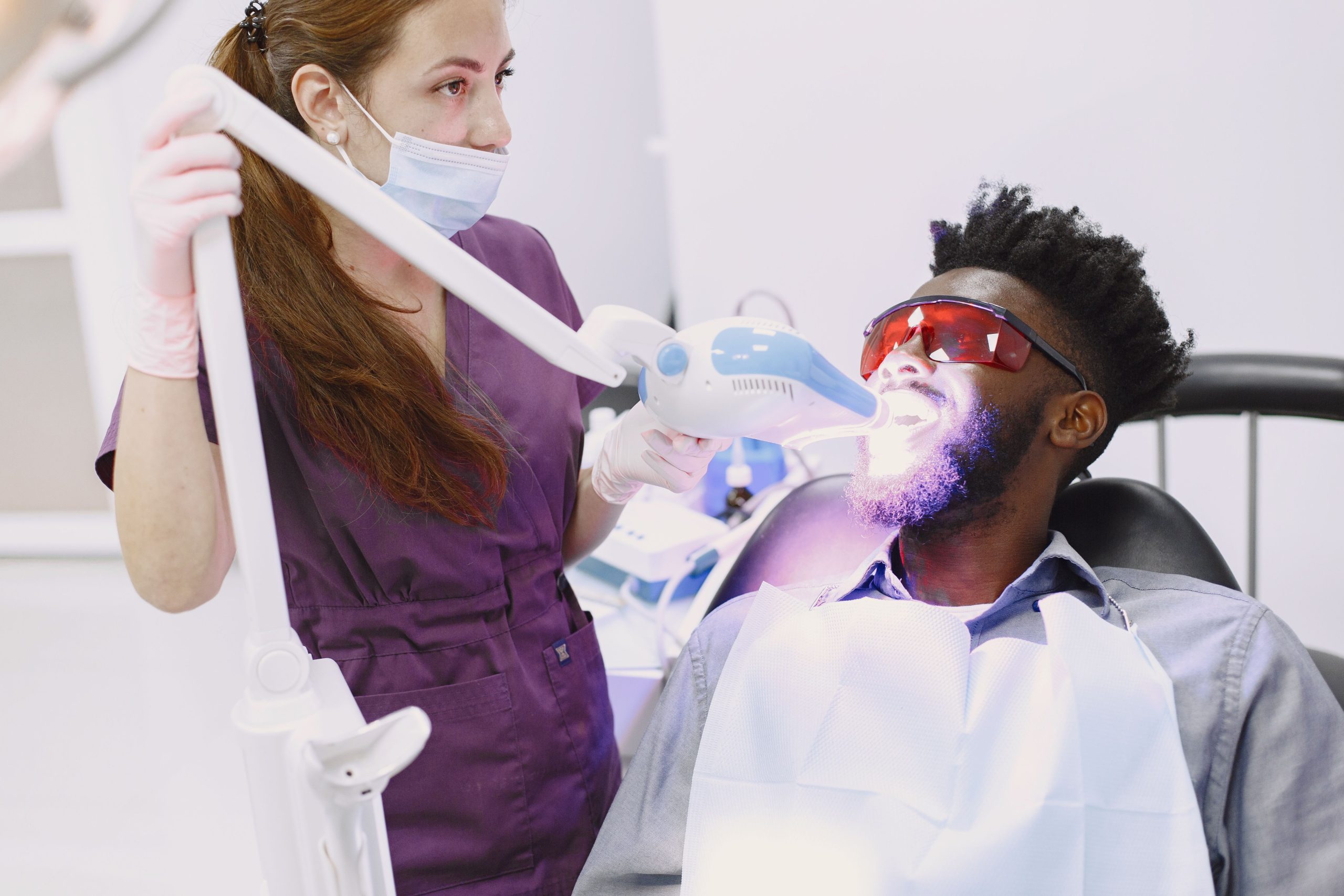 Dentiste réalisant un blanchiment dentaire professionnel
